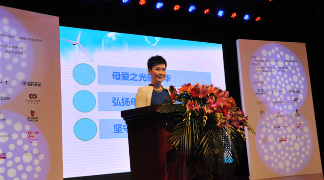 李小琳出席“中華母愛(ài)論壇”，接受新華網(wǎng)專訪