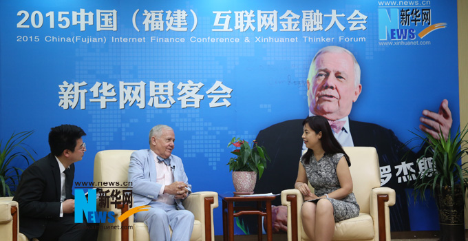 羅杰斯接受新華網(wǎng)思客專訪。