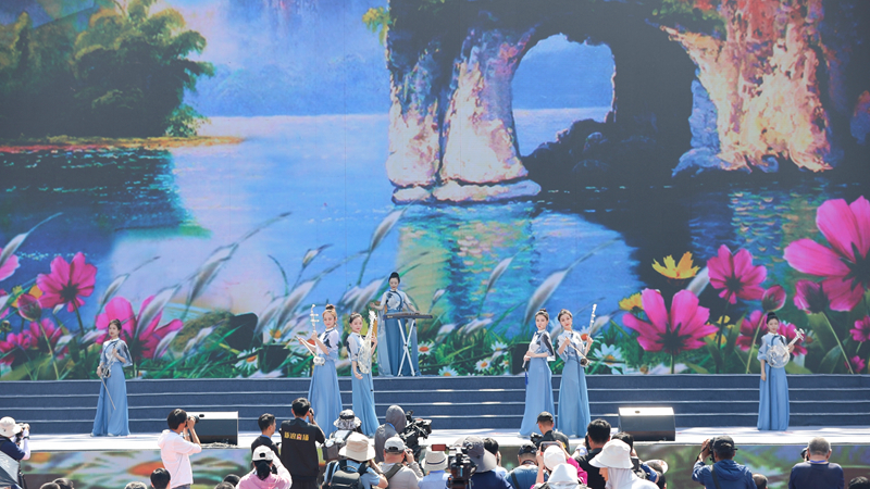 花語湖畔、香動凌源 女子水晶樂坊亮相第五屆中國凌源百合節(jié)
