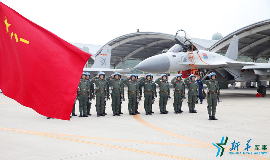 ↑軍旗招展，航空驕子對藍(lán)天宣誓。