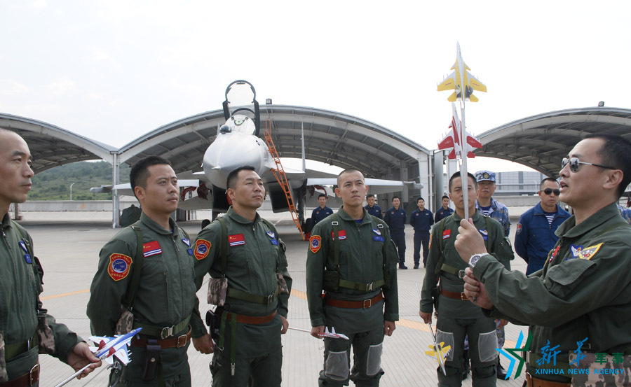 ↑海軍某艦載航空兵部隊(duì)部隊(duì)長(zhǎng)戴明盟帶領(lǐng)飛行員進(jìn)行地面模擬訓(xùn)練。