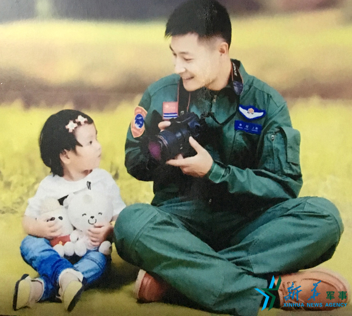 ↑資料圖片：被選為艦載戰(zhàn)斗機飛行員的張超與女兒合影。