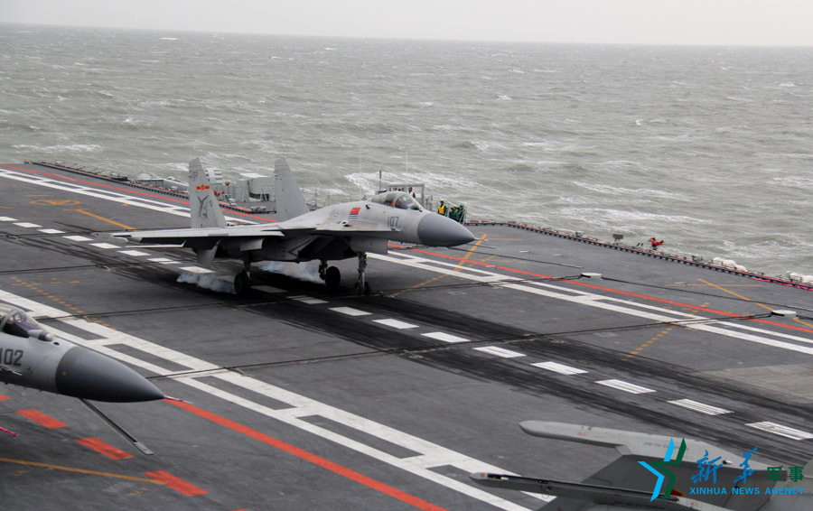 ↑資料圖片：艦載戰(zhàn)斗機(jī)下落著艦瞬間。