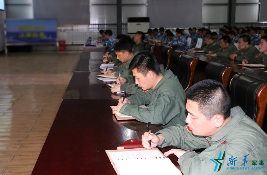 ↑資料圖片：張超參加戰(zhàn)斗機團《改革強軍主題教育》授課現(xiàn)場。