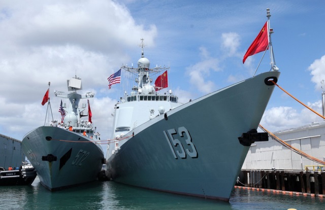 停泊珍珠港碼頭的中國海軍艦艇編隊導(dǎo)彈驅(qū)逐艦西安艦（右）和導(dǎo)彈護(hù)衛(wèi)艦衡水艦。