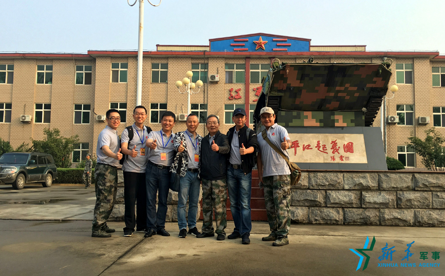 ↑“我們的長(zhǎng)征在路上”網(wǎng)絡(luò)名人在“平江起義團(tuán)”，為這支成為中國(guó)陸軍第一支信息化部隊(duì)點(diǎn)贊。