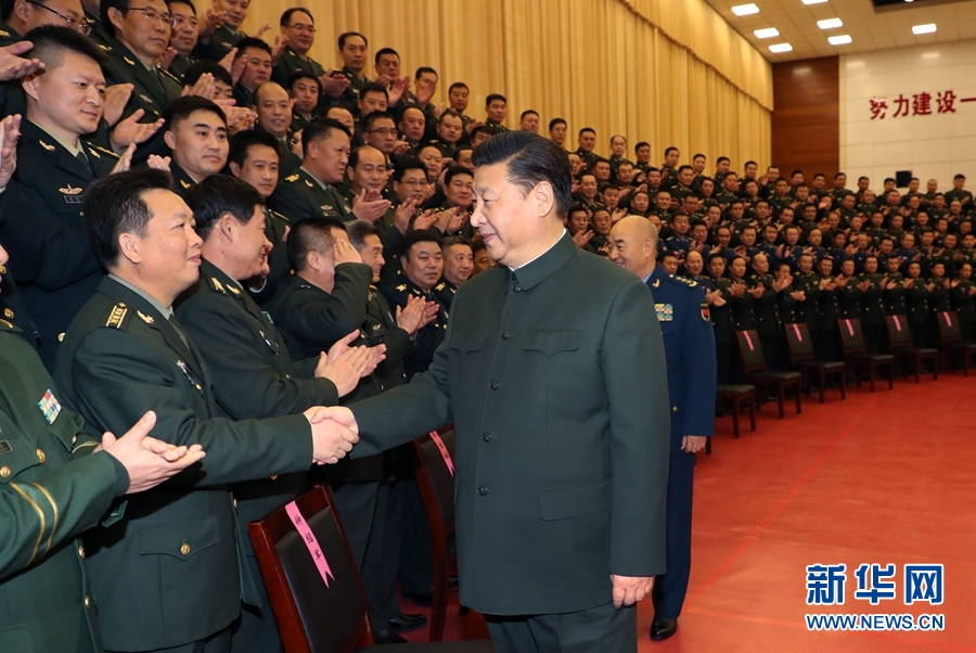 1月23日，習(xí)近平專程來(lái)到陸軍第65集團(tuán)軍，深入基層連隊(duì)，看望慰問(wèn)官兵，代表黨中央和中央軍委，向全軍指戰(zhàn)員、武警部隊(duì)官兵、民兵預(yù)備役人員致以誠(chéng)摯問(wèn)候和新春祝福。這是習(xí)近平親切接見(jiàn)駐張家口部隊(duì)師以上領(lǐng)導(dǎo)干部和團(tuán)級(jí)單位主官。新華社記者李剛攝