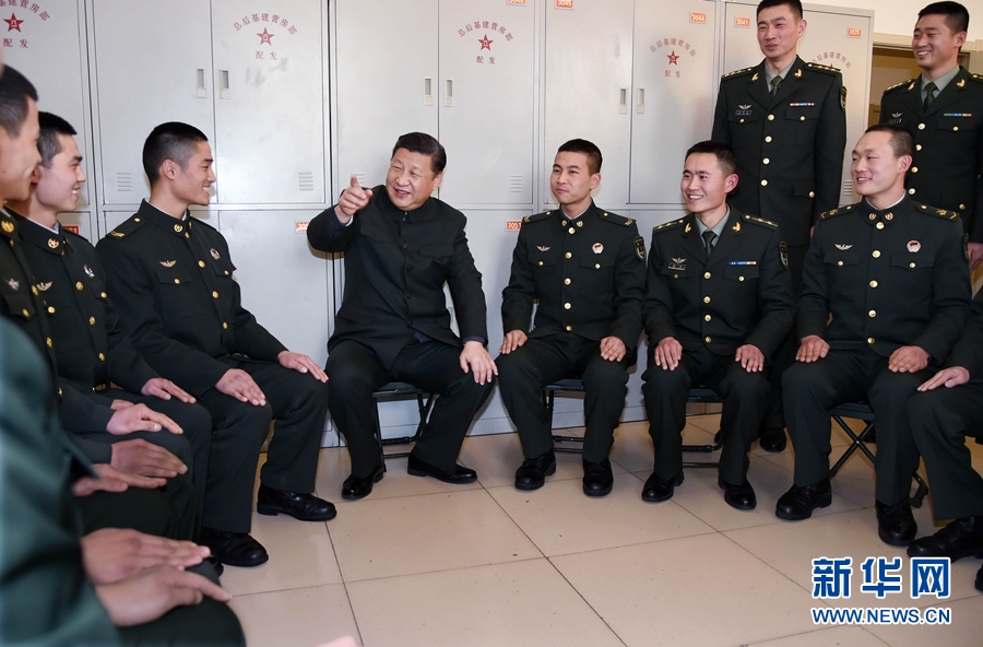 1月23日，習(xí)近平專程來(lái)到陸軍第65集團(tuán)軍，深入基層連隊(duì)，看望慰問(wèn)官兵，代表黨中央和中央軍委，向全軍指戰(zhàn)員、武警部隊(duì)官兵、民兵預(yù)備役人員致以誠(chéng)摯問(wèn)候和新春祝福。這是習(xí)近平在該集團(tuán)軍“大功三連”同官兵親切交談。新華社記者李剛攝