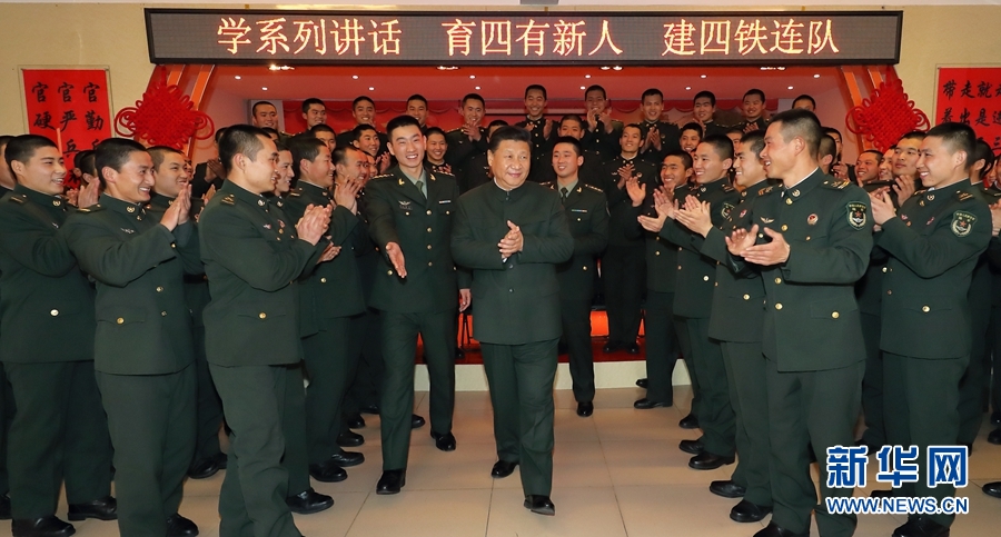 1月23日，習(xí)近平專程來(lái)到陸軍第65集團(tuán)軍，深入基層連隊(duì)，看望慰問(wèn)官兵，代表黨中央和中央軍委，向全軍指戰(zhàn)員、武警部隊(duì)官兵、民兵預(yù)備役人員致以誠(chéng)摯問(wèn)候和新春祝福。這是習(xí)近平在該集團(tuán)軍“大功三連”同官兵在一起。新華社記者李剛攝