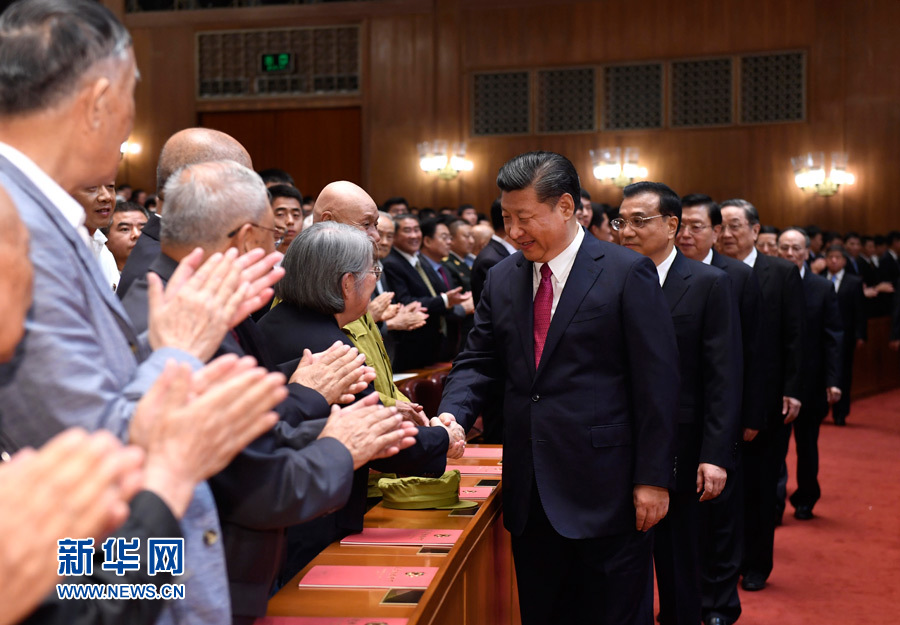 7月28日，慶祝中國人民解放軍建軍90周年文藝晚會(huì)《在黨的旗幟下》在北京人民大會(huì)堂舉行。中共中央總書記、國家主席、中央軍委主席習(xí)近平和李克強(qiáng)、張德江、俞正聲、劉云山、王岐山、張高麗等黨和國家領(lǐng)導(dǎo)人，與首都3000多名各界群眾一起觀看演出。演出開始前，習(xí)近平等與老戰(zhàn)士、老同志代表和“八一勛章”獲得者親切握手。新華社記者 李學(xué)仁 攝