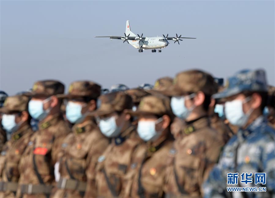 （聚焦疫情防控·圖文互動）（1）空軍第四次向武漢大規(guī)?？者\(yùn)醫(yī)療隊員和物資