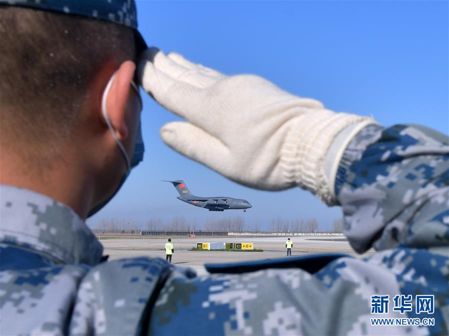 （聚焦疫情防控·圖文互動）（3）空軍第四次向武漢大規(guī)?？者\(yùn)醫(yī)療隊員和物資