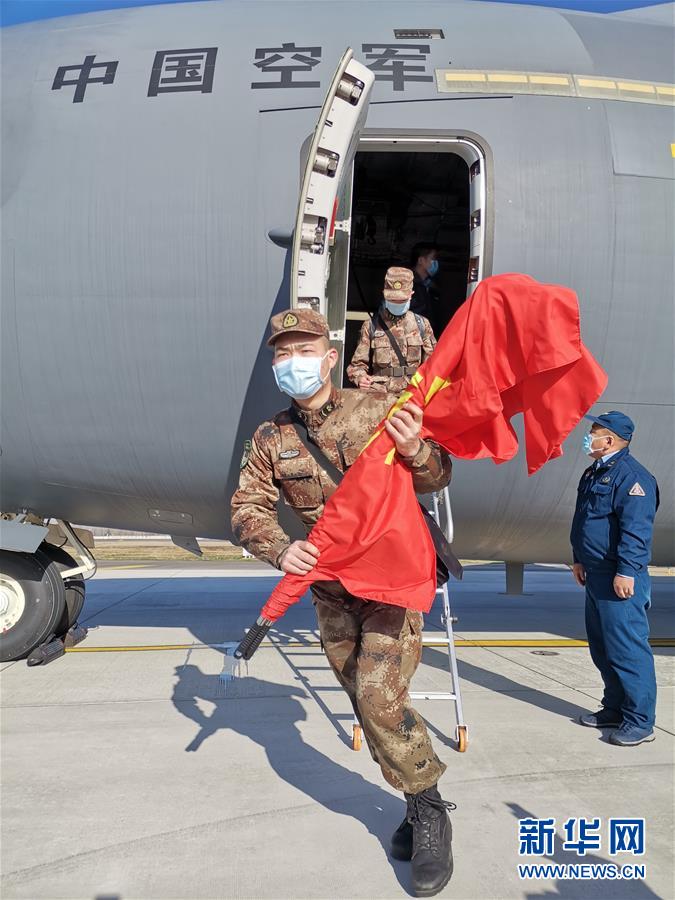 （聚焦疫情防控·圖文互動）（5）空軍第四次向武漢大規(guī)?？者\(yùn)醫(yī)療隊員和物資
