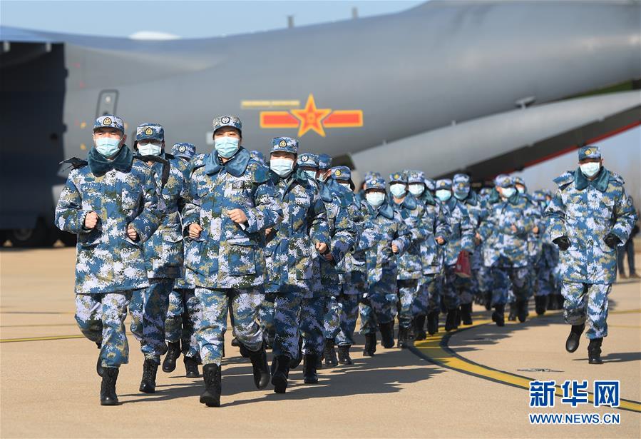 （聚焦疫情防控·圖文互動）（9）空軍第四次向武漢大規(guī)?？者\(yùn)醫(yī)療隊員和物資