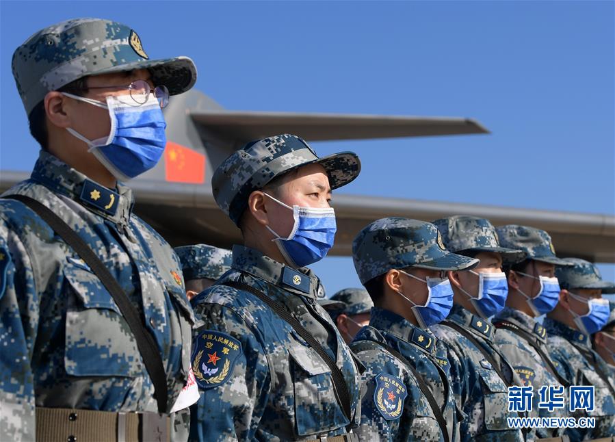 （聚焦疫情防控·圖文互動）（10）空軍第四次向武漢大規(guī)?？者\(yùn)醫(yī)療隊員和物資