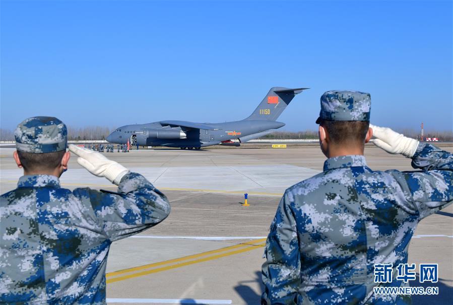 （聚焦疫情防控·圖文互動）（12）空軍第四次向武漢大規(guī)?？者\(yùn)醫(yī)療隊員和物資