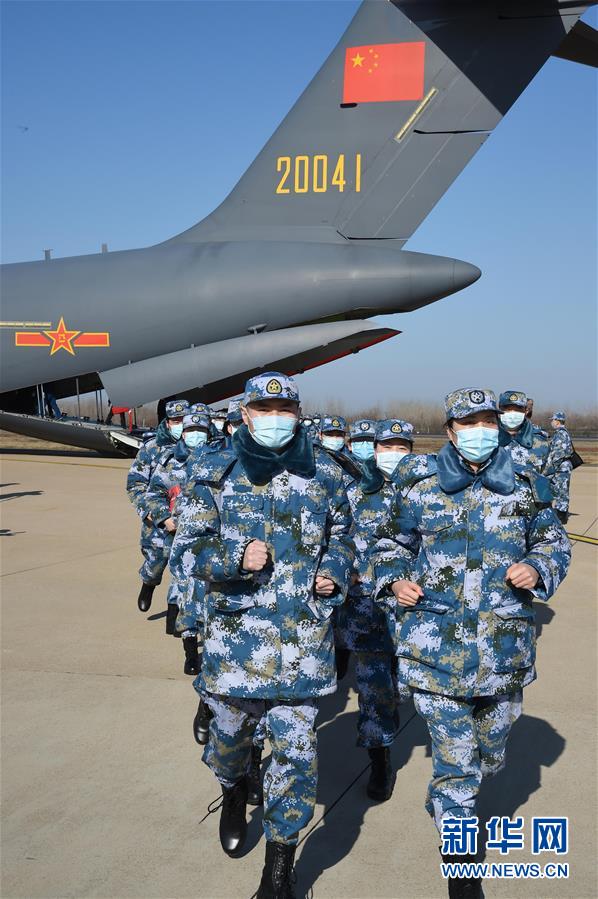（聚焦疫情防控·圖文互動）（14）空軍第四次向武漢大規(guī)?？者\(yùn)醫(yī)療隊員和物資