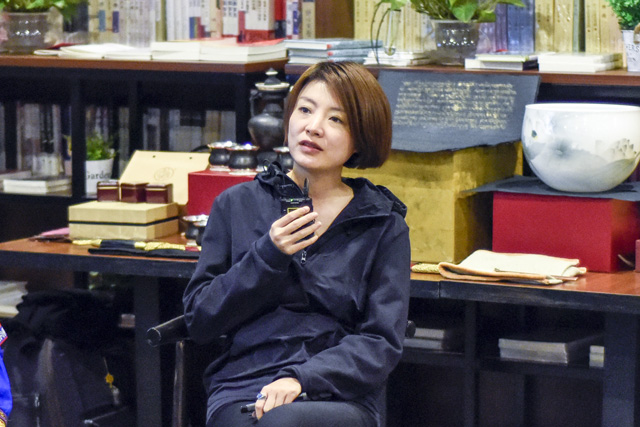 秦思：堅(jiān)持還是因?yàn)闊釔?，我一直想把有意義的事情做得有意思。我希望有更多的人來關(guān)注非遺文化，把文化融入到工藝當(dāng)中。