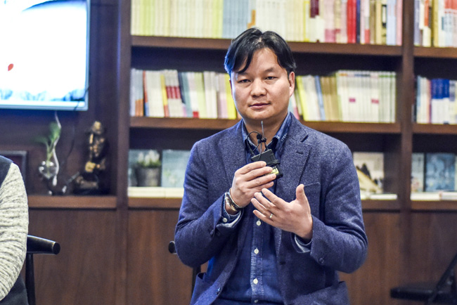 丁大為：烏銅走銀有三百年的歷史了，是云南地區(qū)獨(dú)有的技藝。這門技藝入門大概需要3年，學(xué)成需要20年。用語言去表達(dá)它其實(shí)是很難的。