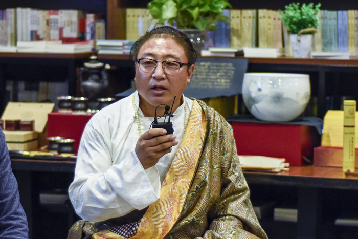 安久·白瑪群加：絕對不能為了錢做手藝的傳承人，傳承手藝是因?yàn)槲覀冇袀鞒忻褡逄厣幕呢?zé)任，要時(shí)刻謹(jǐn)記這一份責(zé)任。