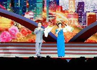 京劇演員于魁智、李勝素獻(xiàn)唱京劇《我是中國人》