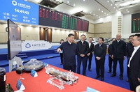 習(xí)近平在上?？疾?返京途中在江蘇鹽城考察