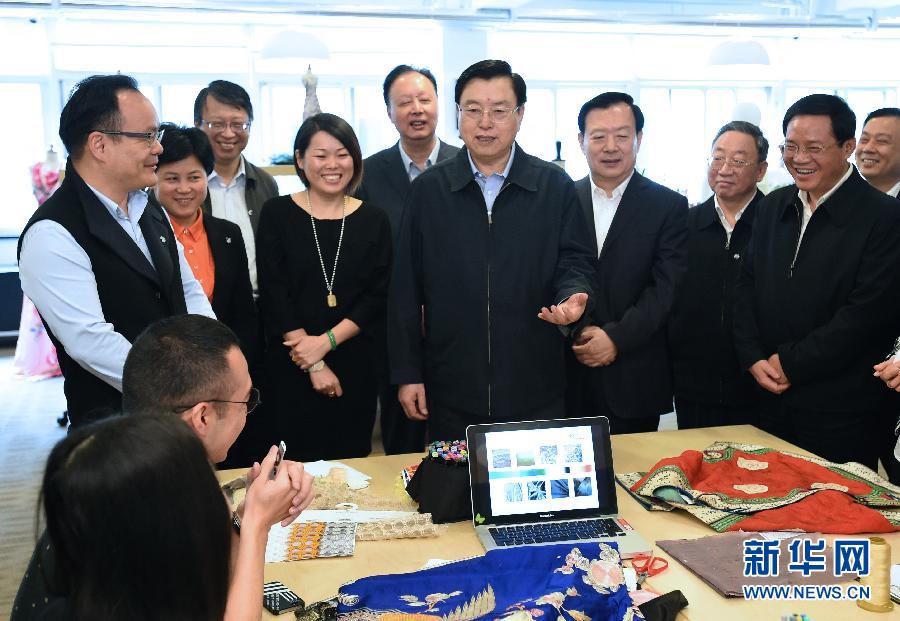 5月8日至11日，中共中央政治局常委、全國人大常委會委員長張德江在浙江調研。這是5月9日，張德江來到位于嘉興市的雅瑩服裝有限公司，了解公司的服裝設計、生產和銷售情況。新華社記者 馬占成 攝 