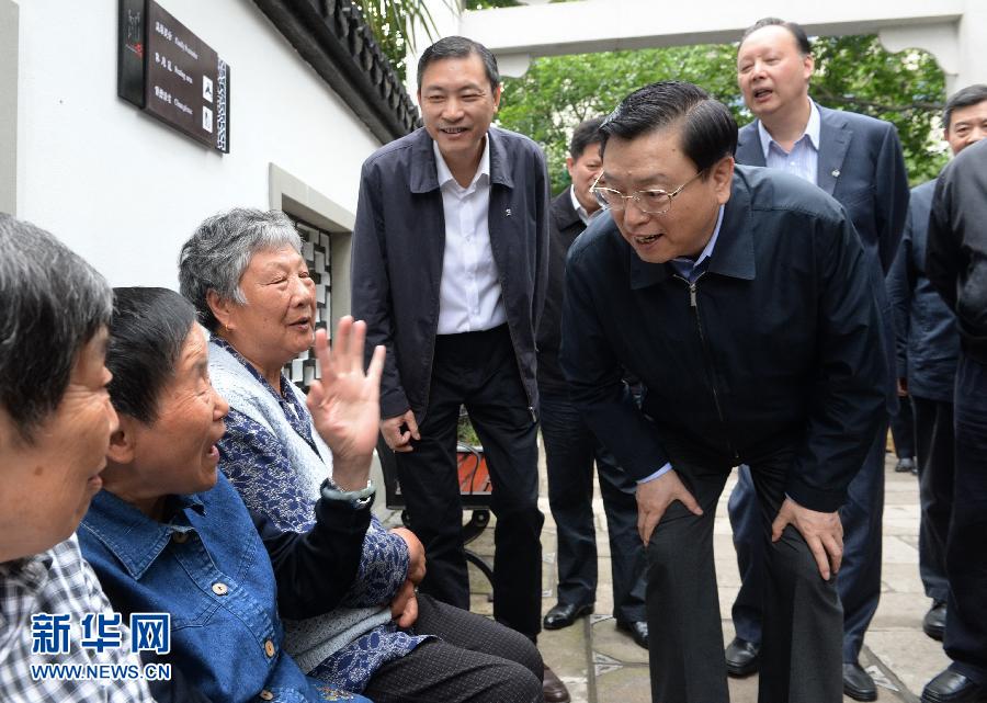 這是5月10日，張德江來到杭州市小營街道調研，并與市民親切交談。新華社記者 馬占成 攝 