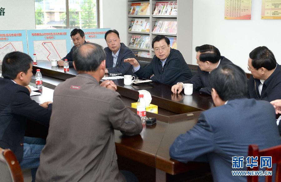 這是5月9日，張德江到湖州市妙西鎮(zhèn)調研，與基層人大代表座談。新華社記者 馬占成 攝 