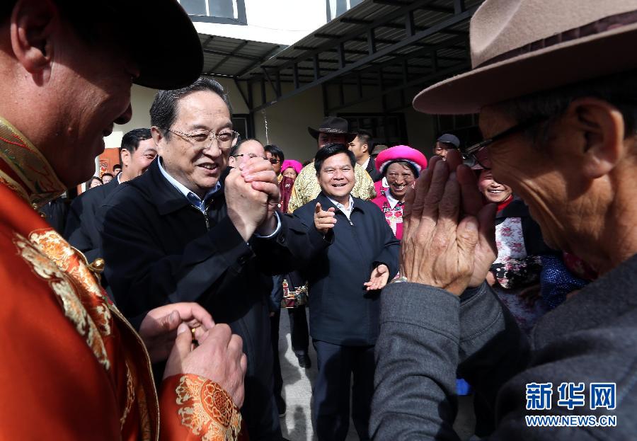 這是5月16日，俞正聲在香格里拉縣建塘鎮(zhèn)金龍社區(qū)與居民們親切交談。 新華社記者 劉衛(wèi)兵 攝