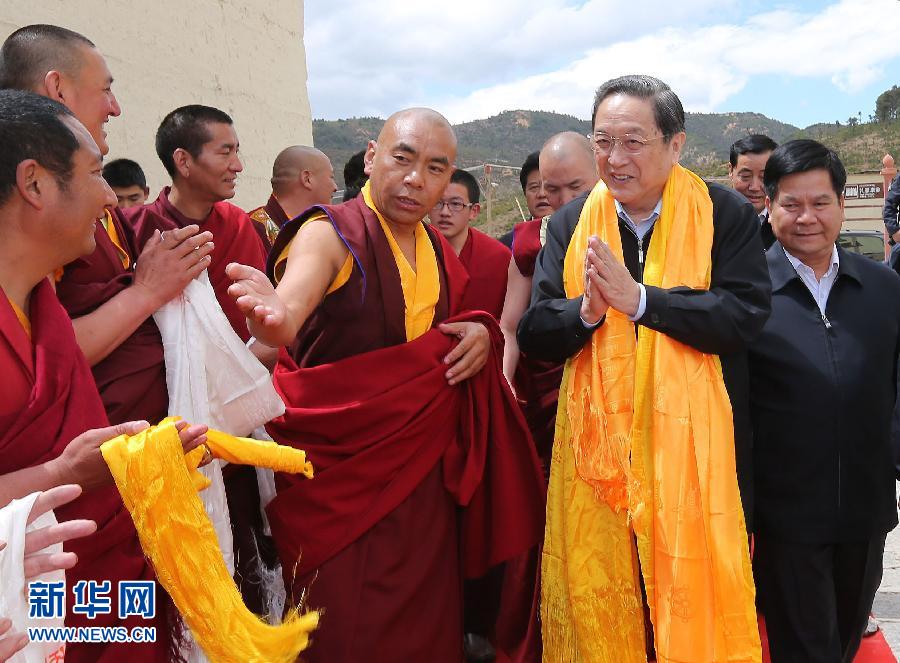 這是5月16日，俞正聲在松贊林寺看望宗教界人士。 新華社記者 劉衛(wèi)兵 攝