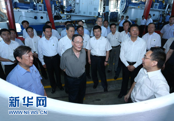 這是7月3日，王岐山在內蒙古海裝風電設備有限公司考察。新華社記者 龐興雷 攝 