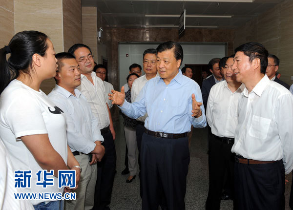 這是7月18日，劉云山在青海省政府行政服務(wù)和公共資源交易中心調(diào)研。新華社記者 饒愛民 攝