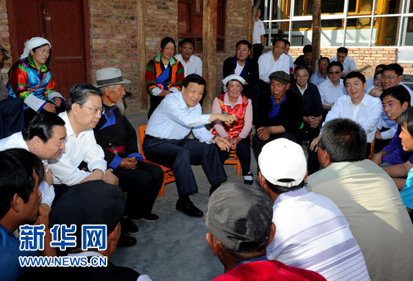 這是7月17日，劉云山在海東市互助土族自治縣東山鄉(xiāng)白牙合村同基層干部群眾座談。新華社記者 饒愛民 攝 