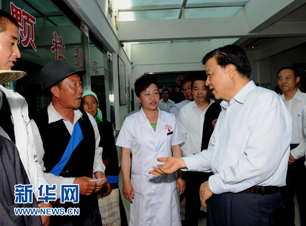 這是7月17日，劉云山在海東市互助土族自治縣中醫(yī)院調(diào)研。新華社記者 饒愛民 攝