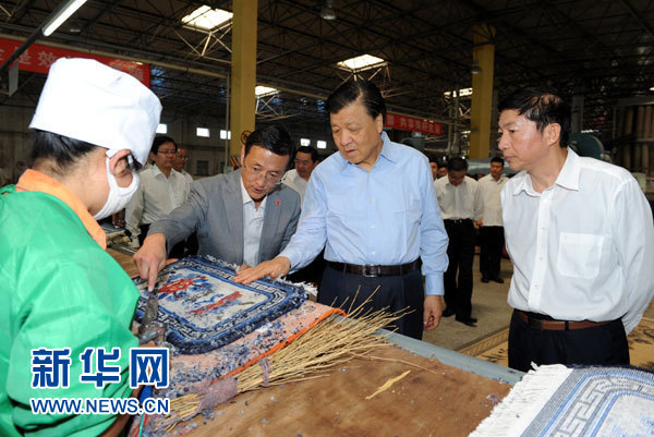 這是7月18日，劉云山在青海藏羊地毯集團有限公司調(diào)研。新華社記者 饒愛民 攝