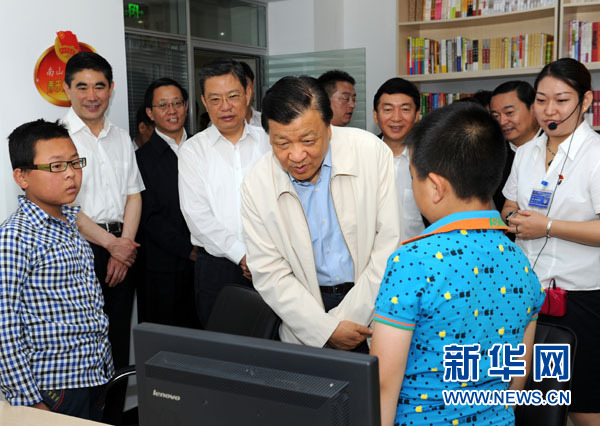 7月17日至19日，中共中央政治局常委、中央書記處書記劉云山在青海調(diào)研。這是7月18日，劉云山在西寧市南山西社區(qū)調(diào)研。 新華社記者饒愛民 攝