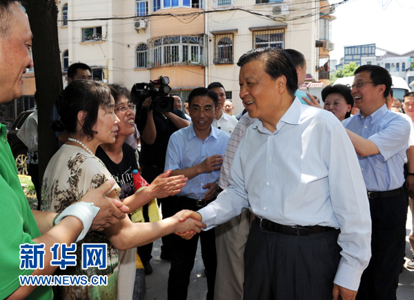 這是7月22日，劉云山在上海市普陀區(qū)桃浦鎮(zhèn)蓮花公寓居委會(huì)調(diào)研時(shí)同社區(qū)居民親切握手。新華社記者 饒愛民 攝