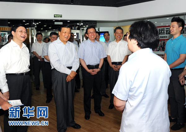 這是7月22日，劉云山在上海市靜安區(qū)就樓宇黨建工作進(jìn)行調(diào)研。新華社記者 饒愛民 攝 