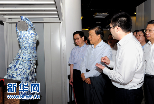 這是7月22日，劉云山在上海國家對(duì)外文化貿(mào)易基地調(diào)研。新華社記者 饒愛民 攝 