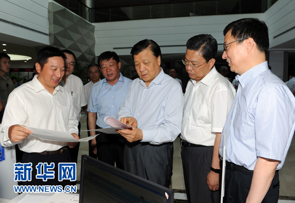  7月22日至23日，中共中央政治局常委、中央書記處書記劉云山在上海調(diào)研。這是7月22日，劉云山在中國（上海）自貿(mào)試驗(yàn)區(qū)外高橋綜合服務(wù)大廳調(diào)研。新華社記者 饒愛民 攝 