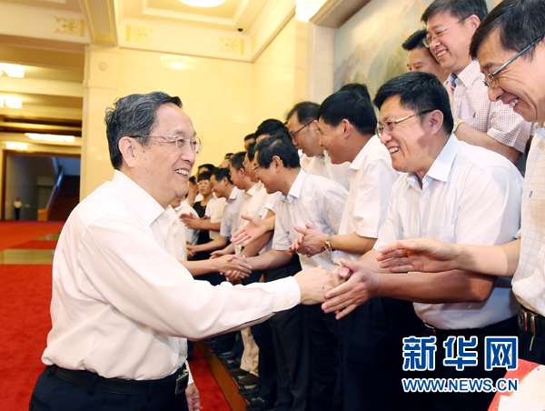 會前，俞正聲、張高麗接見援藏干部代表，向參加對口支援西藏工作的各地區(qū)各部門各單位和廣大援藏干部表示誠摯問候。新華社記者 姚大偉 攝