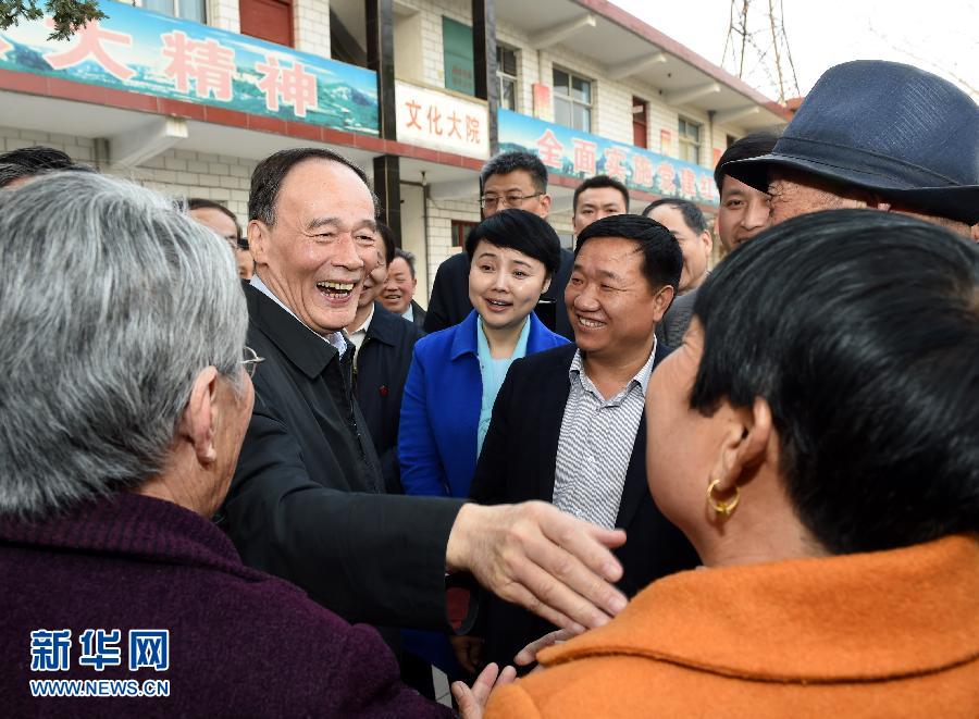 3月27日至28日，中共中央政治局常委、中央紀委書記王岐山到河南省調研，并主持召開座談會。這是3月27日王岐山在河南林州姚村鎮(zhèn)馮家口村同村民親切交談。 新華社記者 饒愛民 攝