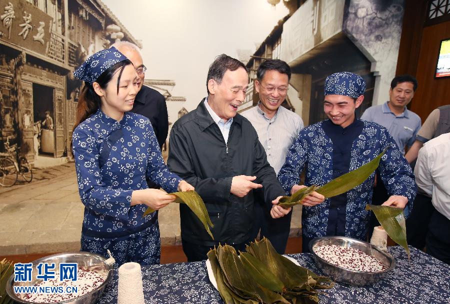 5月8日至10日，中共中央政治局常委、中央紀(jì)委書(shū)記王岐山到浙江省調(diào)研，并主持召開(kāi)部分省區(qū)市紀(jì)委書(shū)記座談會(huì)。這是5月8日，王岐山在嘉興五芳齋實(shí)業(yè)股份有限公司考察。新華社記者 姚大偉 攝 
