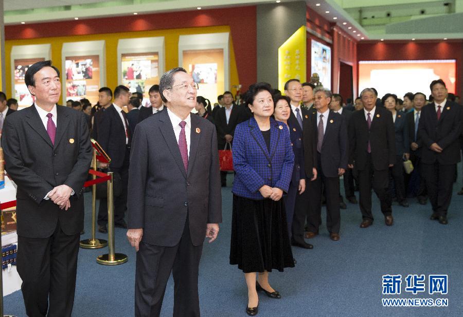 9月7日，中共中央政治局常委、全國政協(xié)主席、中央代表團(tuán)團(tuán)長俞正聲率代表團(tuán)全體成員來到拉薩西藏會(huì)展中心，出席《圓夢(mèng)中國西藏華章——西藏自治區(qū)成立50年成就展》開幕式并參觀展覽。 新華社記者 黃敬文 攝 