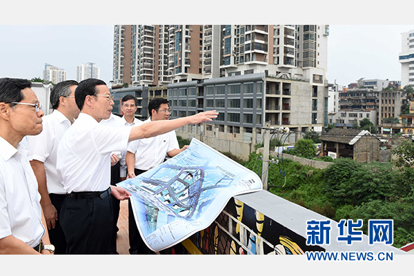 9月16日至18日，中共中央政治局常委、國務(wù)院副總理張高麗在廣西調(diào)研。這是9月16日，張高麗實地考察南寧水街棚戶區(qū)改造項目現(xiàn)場。 新華社記者張鐸攝 