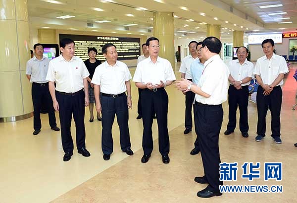 9月16日至18日，中共中央政治局常委、國務(wù)院副總理張高麗在廣西調(diào)研。這是9月17日，張高麗在南寧市公共資源交易中心對外服務(wù)大廳了解自治區(qū)簡政放權(quán)有關(guān)工作。 新華社記者張鐸攝