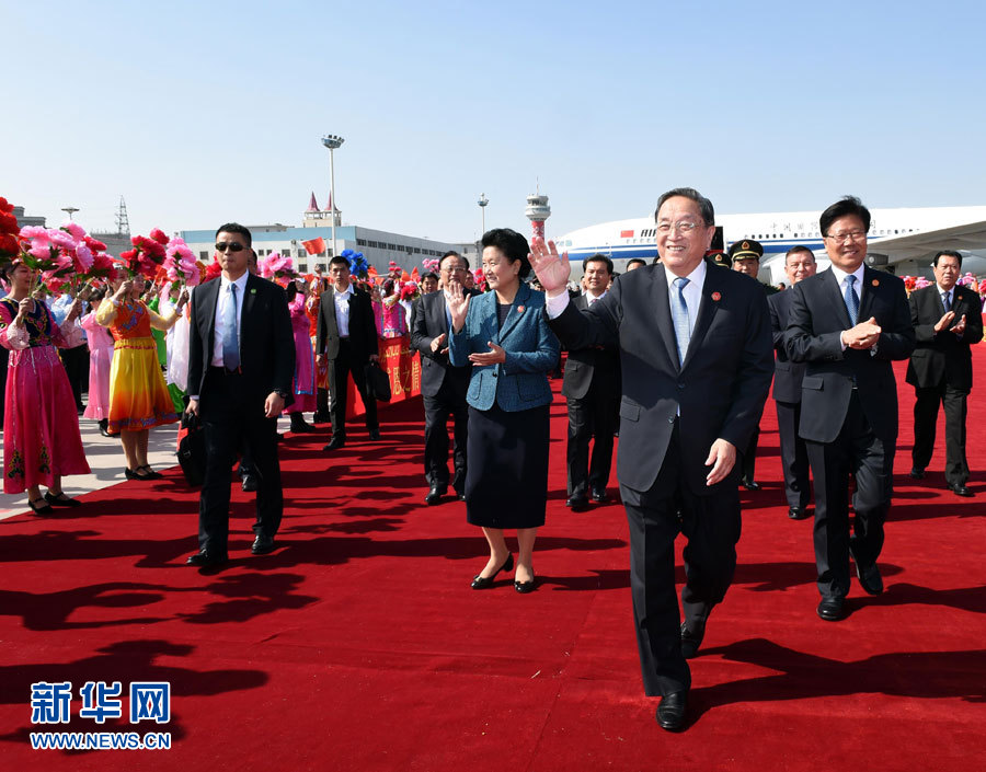  9月25日，以中共中央政治局常委、全國政協(xié)主席俞正聲為團長的中央代表團飛抵烏魯木齊，出席新疆維吾爾自治區(qū)成立60周年慶?；顒?。新華社記者 饒愛民 攝