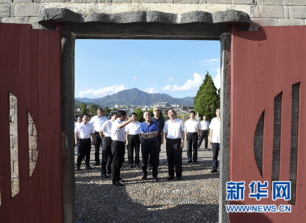 9月24日至26日，中共中央政治局常委、中央紀(jì)委書記王岐山在福建調(diào)研。這是9月24日，王岐山在上杭縣古田鎮(zhèn)參觀古田會(huì)議會(huì)址。新華社記者張鐸攝