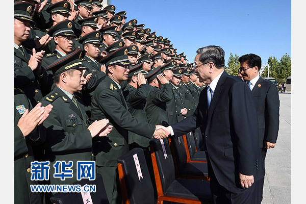這是俞正聲等赴南疆軍區(qū)慰問，會(huì)見官兵代表。新華社記者 饒愛民 攝